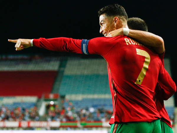 Bóng đá quốc tế 11/10: Ronaldo có cơ hội vĩ đại hơn Messi
