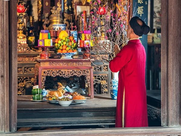 Mộng mị thấy bàn thờ tổ tiên có người lạ đến khấn vái