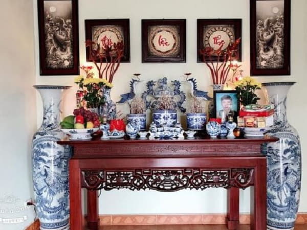 Ngủ mộng thấy bàn thờ tổ tiên bị bụi bẩn, lạnh lẽo