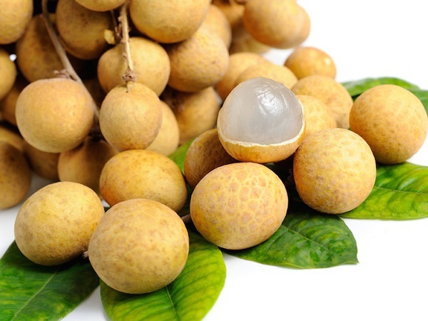 Ngủ mê thấy bóc vỏ quả nhãn