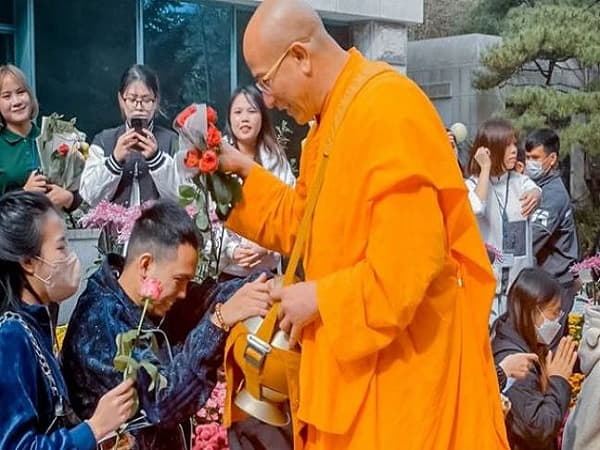 Ngủ mê thấy sư thầy cho mình lời chúc hoặc ban phước