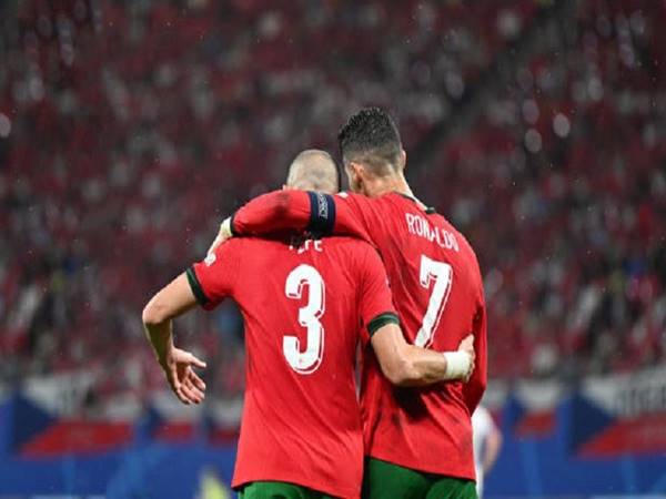 Bóng đá EURO 19/6: Ronaldo, Pepe lập kỷ lục mới