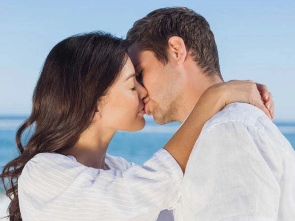Nằm mơ thấy hôn người lạ Nằm mơ thấy hôn người lạ