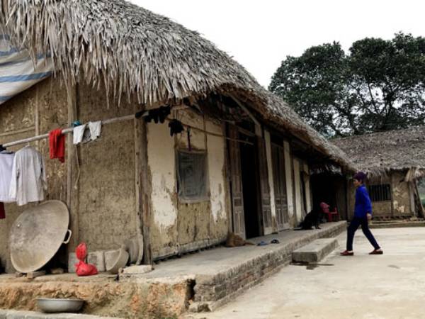 Ngủ mê thấy người thân sống trong nhà tranh vách đất