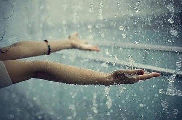 Mộng thấy mưa dột nhưng có người đến giúp sửa mái