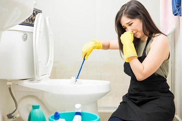 Mơ thấy nhà vệ sinh bị tắc, nước bẩn tràn ra ngoài