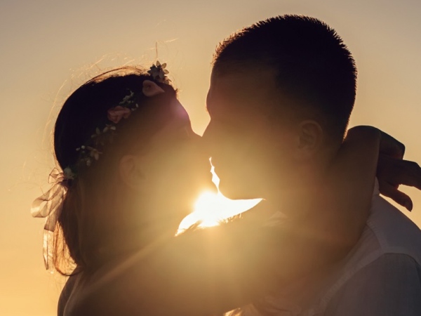 Ngủ mơ thấy hôn bạn thân gửi gắm thông điệp gì?