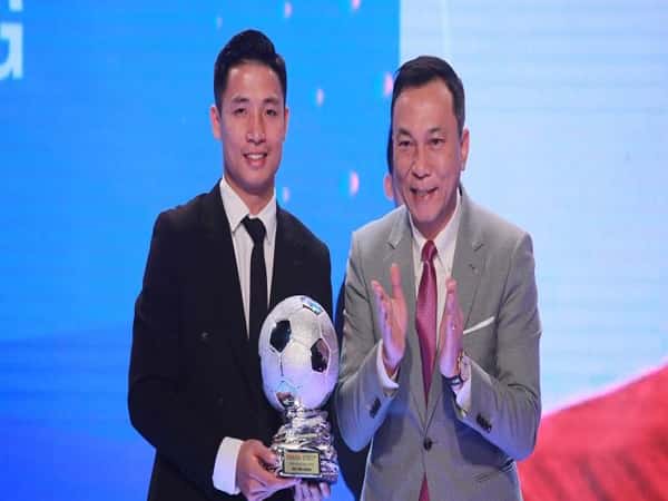 Bùi Tiến Dũng, Thủ lĩnh hàng phòng ngự theo cách đầy lì lợm