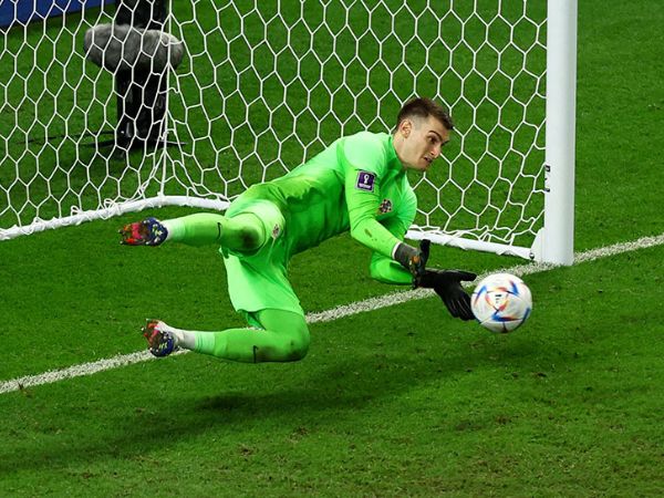 Thủ môn đội bóng mạnh hóa giải cú đánh đầu