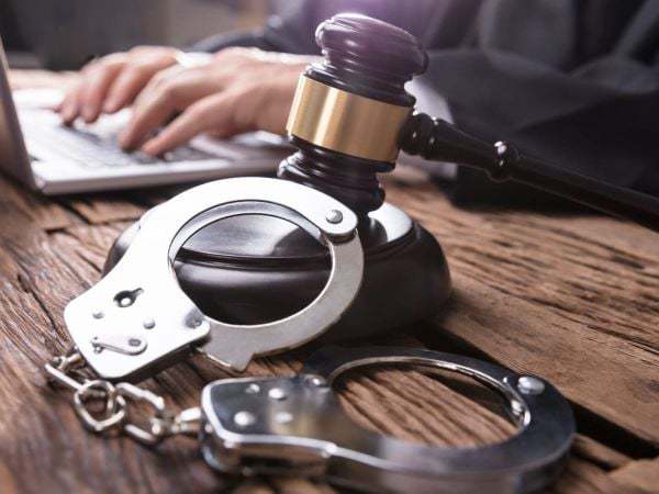 Nằm mơ thấy bị công an bắt là điềm gì, có đáng lo không?