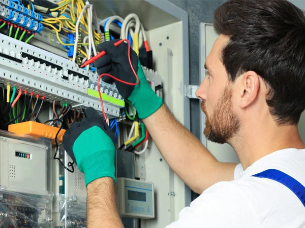 Giải mã chi tiết nằm mơ thấy sửa điện có con số nào may mắn?